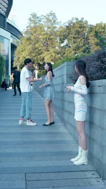 网红情侣吵架吃瓜图片真实,吃瓜群众围观热议！