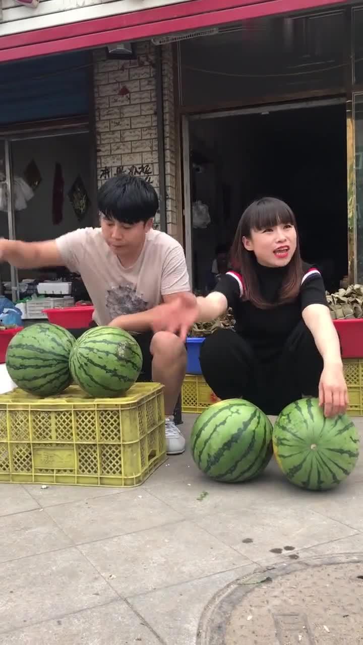 摆摊男网红吃瓜视频,揭秘幕后生活点滴