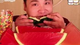 情侣网红吃瓜表情包,甜蜜互动，趣味横生